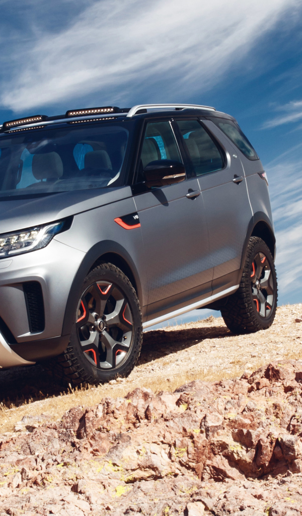 Серебристый внедорожник Land Rover Discovery SVX 2, 2018 на фоне неба