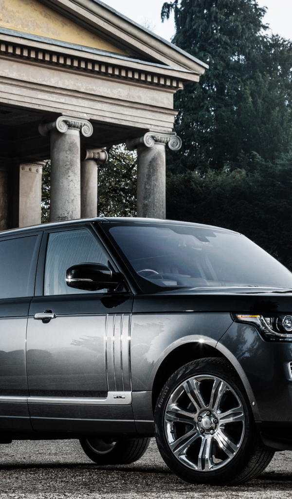Серебристый стильный внедорожник Range Rover 