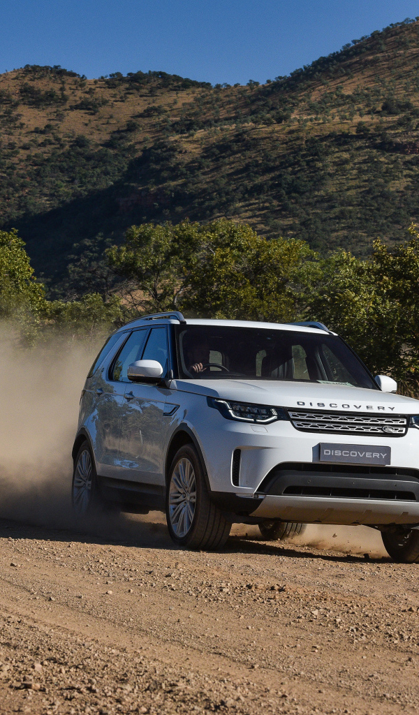 Белый внедорожник Land Rover  Discovery HSE Td6, 2017 на дороге