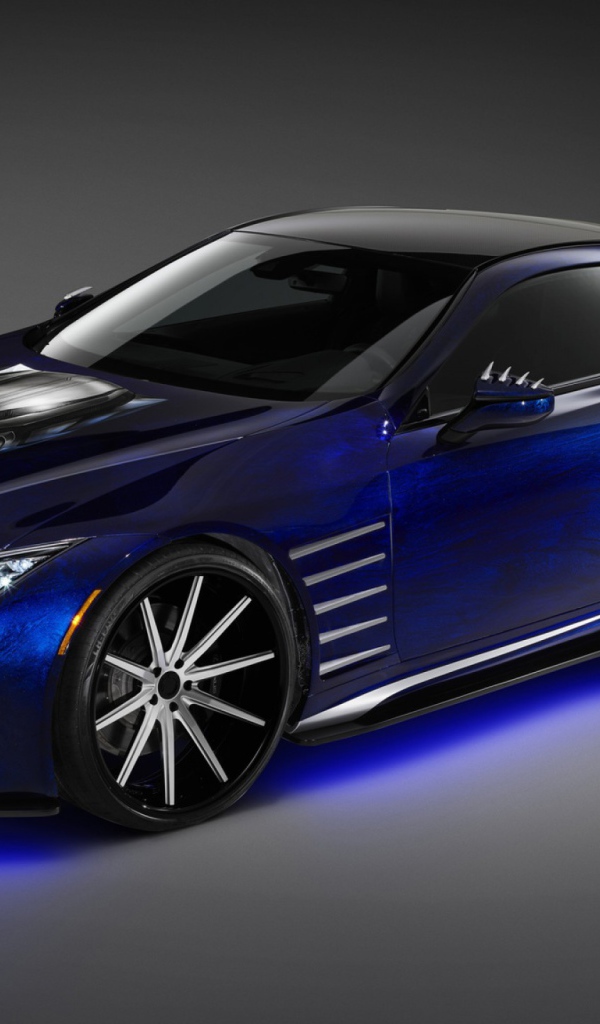 Синий автомобиль Lexus LC с рисунком Черная пантера на капоте