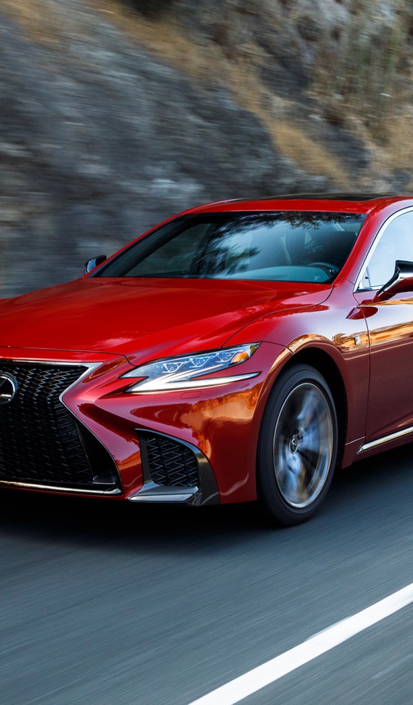 Яркий красный автомобиль Lexus LS, 2018 на трассе