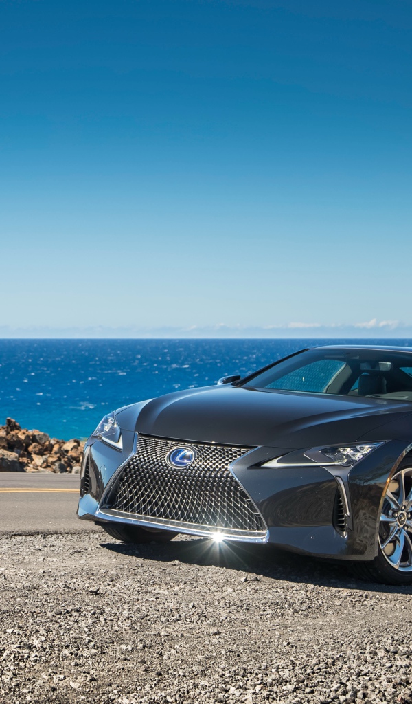 Блестящий серебристый Lexus LC 500 на фоне океана