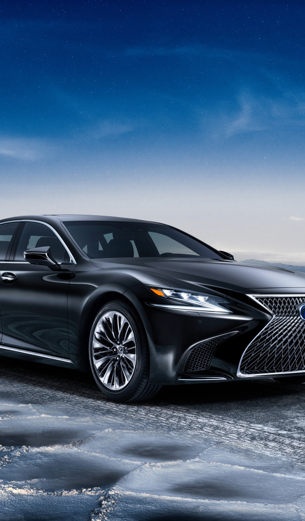 Автомобиль  Lexus LS 500h на скользкой трассе 