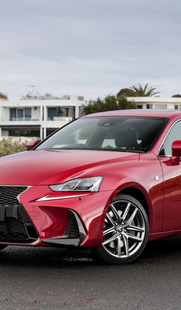 Красный автомобиль Lexus  IS 200t F SPORT на дороге