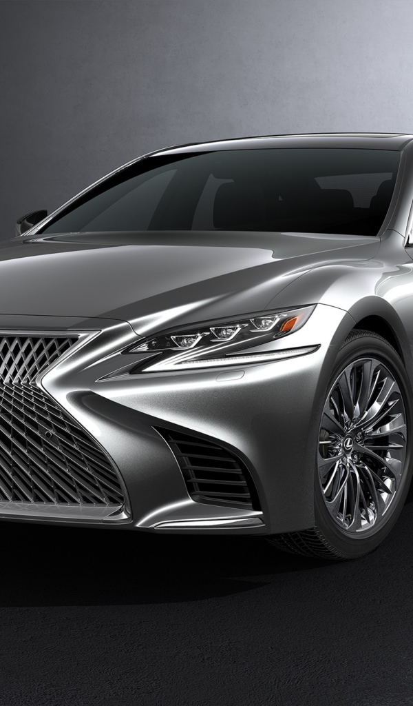 Серебристый автомобиль Lexus LS на сером фоне