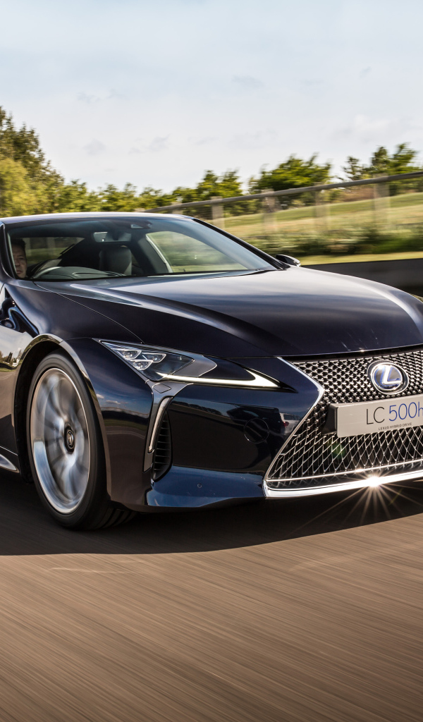 Стильный черный Lexus LC 500h на скорости