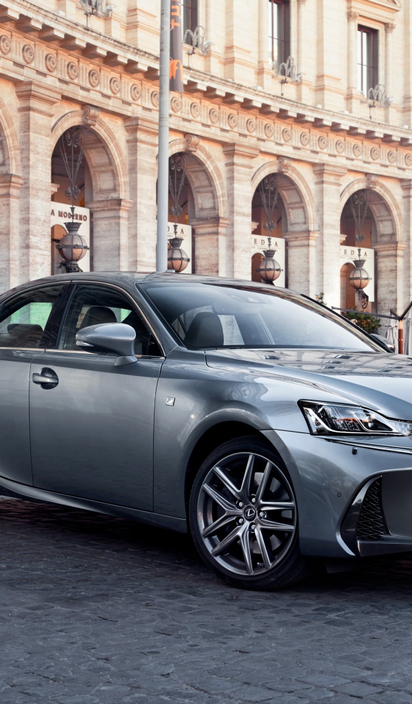 Стильный серебристый Lexus IS на фоне здания