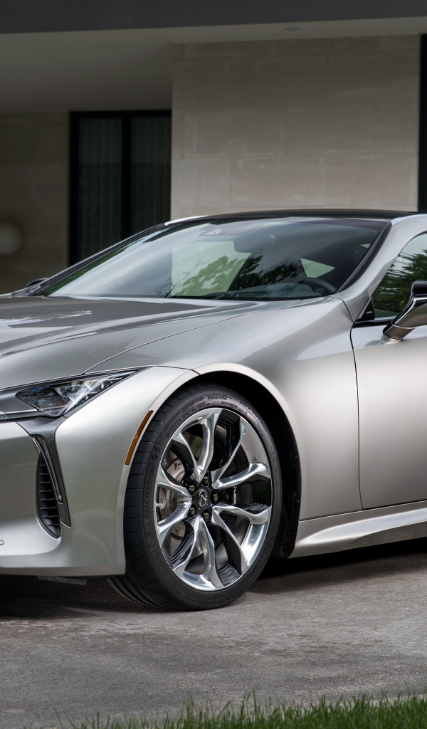 Стильный серебристый автомобиль Lexus LC 500h, 2018