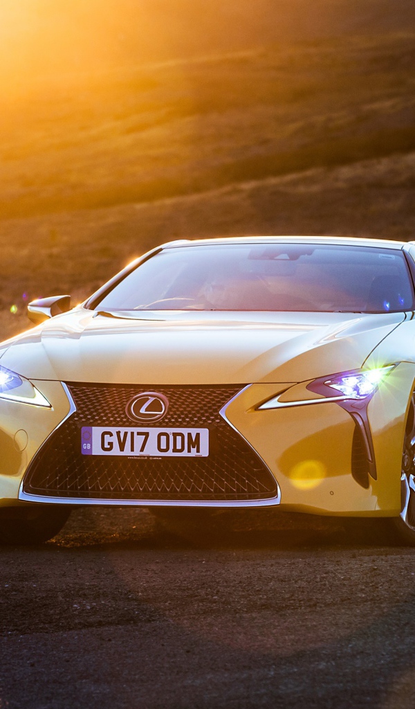 Желтый автомобиль Lexus LC 500, 2018 в лучах солнца