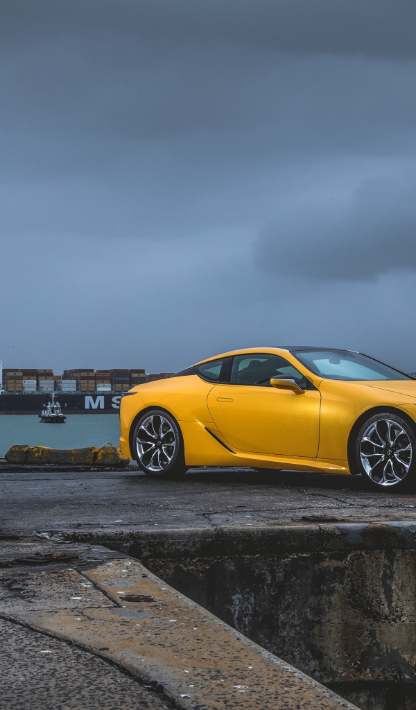 Желтый спортивный автомобиль Lexus LC 500 в порту
