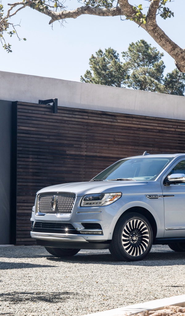 Серебристый автомобиль внедорожник Lincoln Navigator, 2017