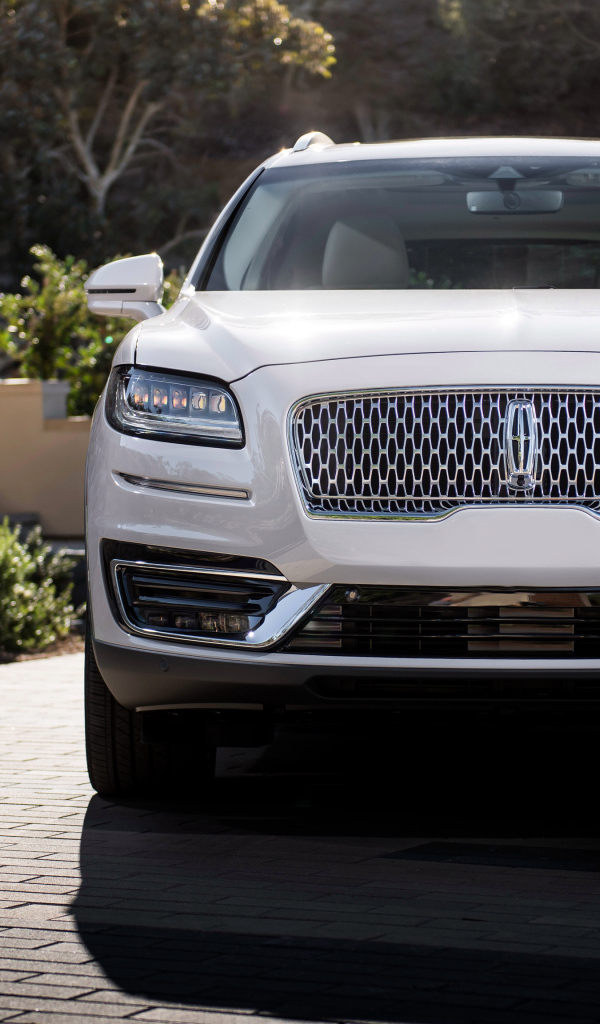 Белый автомобиль Lincoln Nautilus, 2019 вид спереди