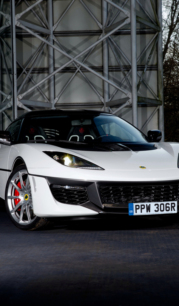 Белый спортивный автомобиль Lotus Cars 
