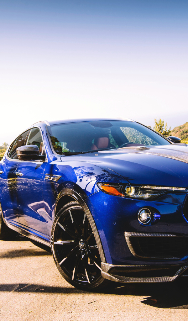 Красивый синий автомобиль Maserati Levante Shtorm, 2018