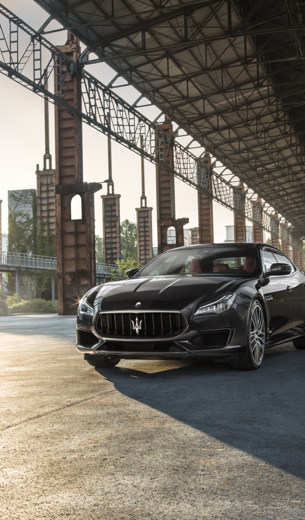 Черный быстрый автомобиль Maserati  Quattroporte GTS GranSport, 2017