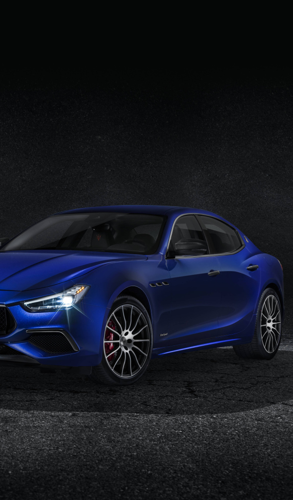 Синий автомобиль Maserati  Ghibli S Q4 GranSport, 2017  на черном фоне