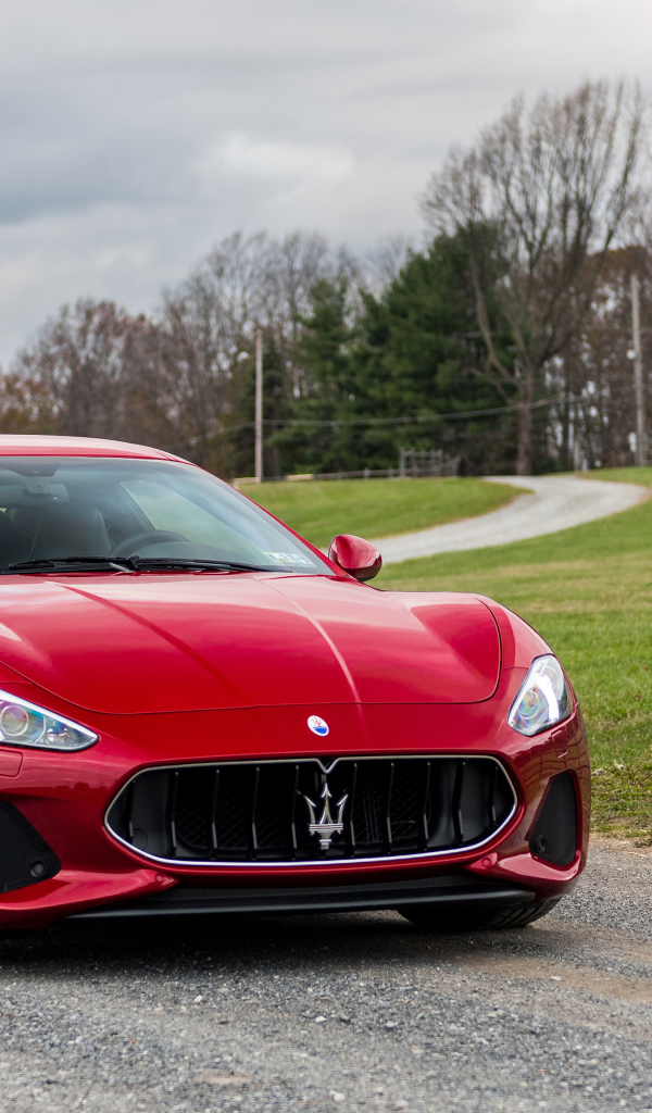 Красный быстрый автомобиль Maserati GranTurismo Sport, 2018