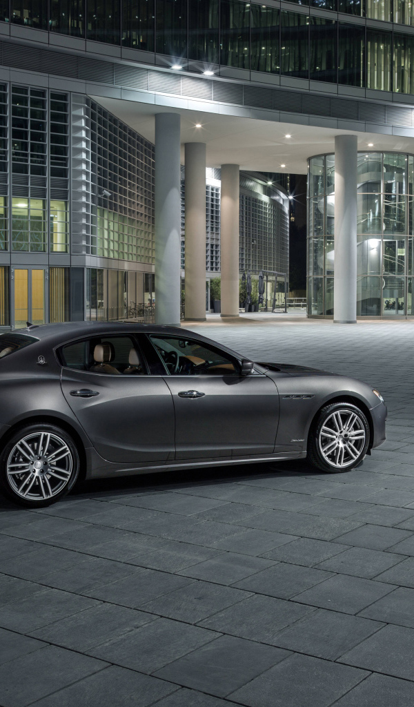 Серебристый автомобиль Maserati Ghibli S Gran Lusso, 2017