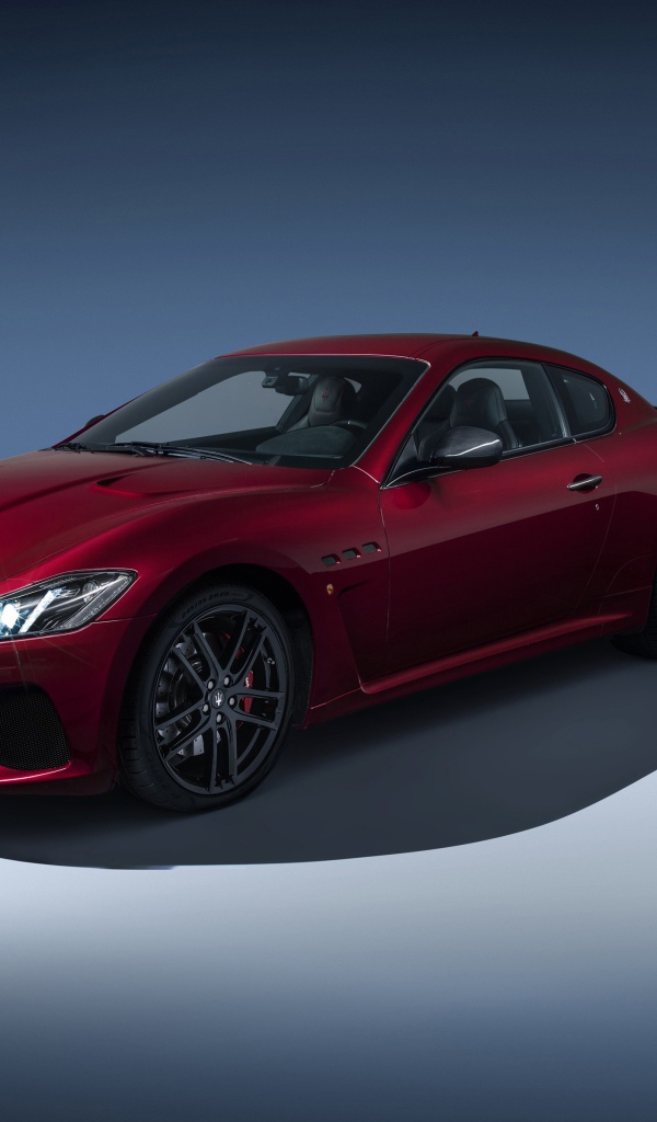Спортивный автомобиль Maserati GranTurismo бордового цвета