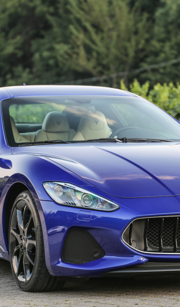 Стильный автомобиль Maserati GranTurismo цвет синий металлик