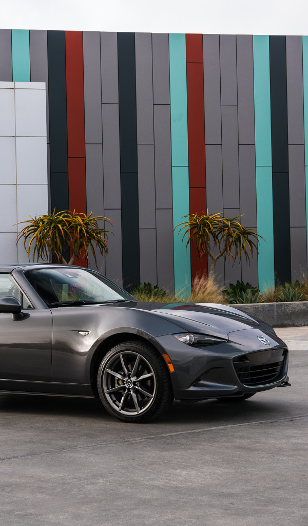 Серый автомобиль Mazda MX-5 Miata RF, 2017 года 