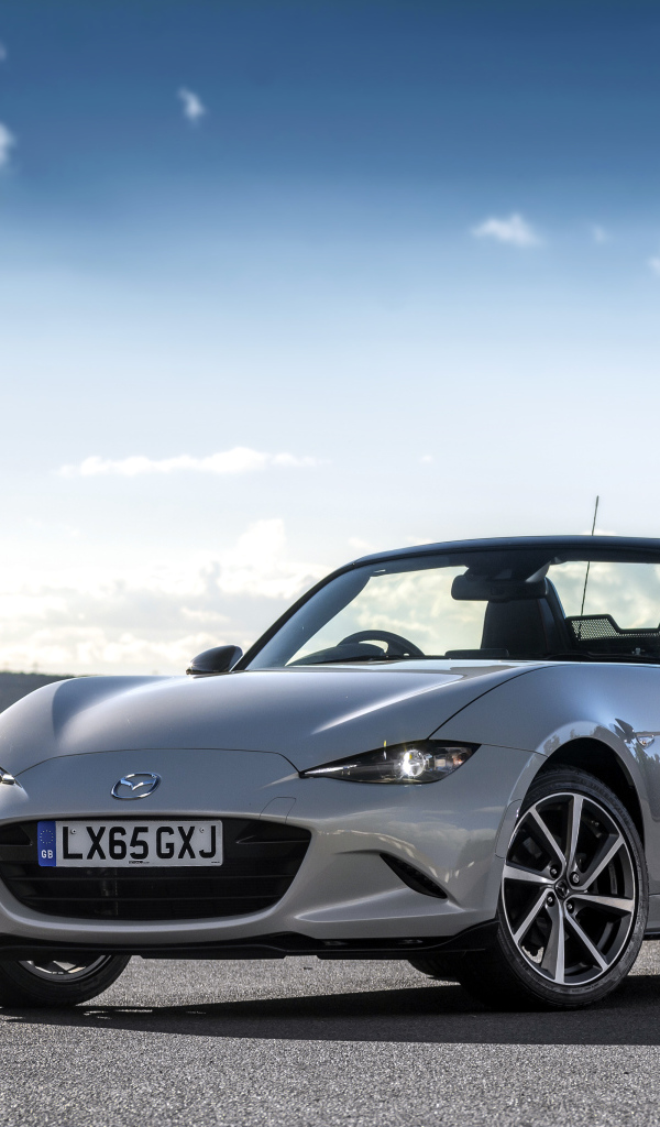 Серебристый кабриолет Mazda MX-5 на фоне красивого неба