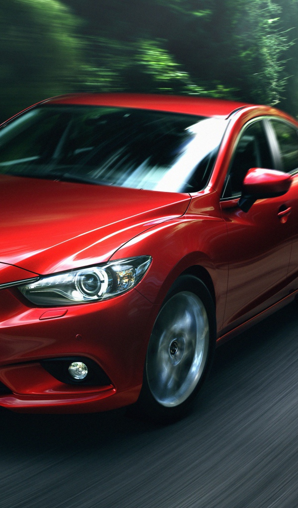 Красный автомобиль  Mazda 6, 2018 на скорости