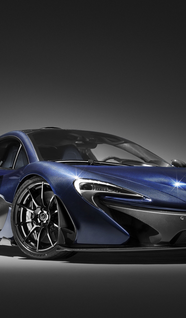 Синий спортивный автомобиль McLaren P1