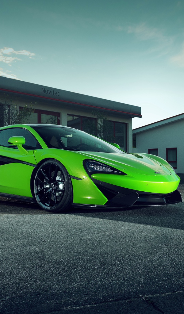 Зеленый спортивный автомобиль McLaren 570GT
