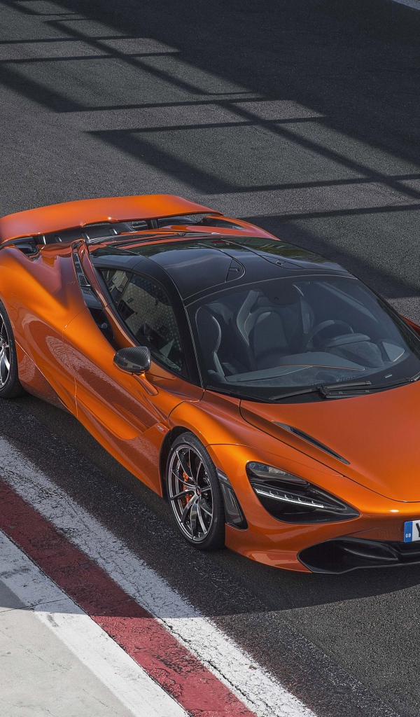 Оранжевый спортивный автомобиль McLaren 720S, 2017 