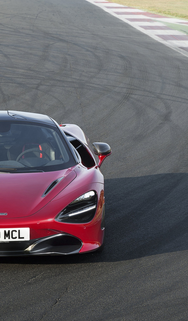 Красный гоночный автомобиль McLaren 720S на трассе 