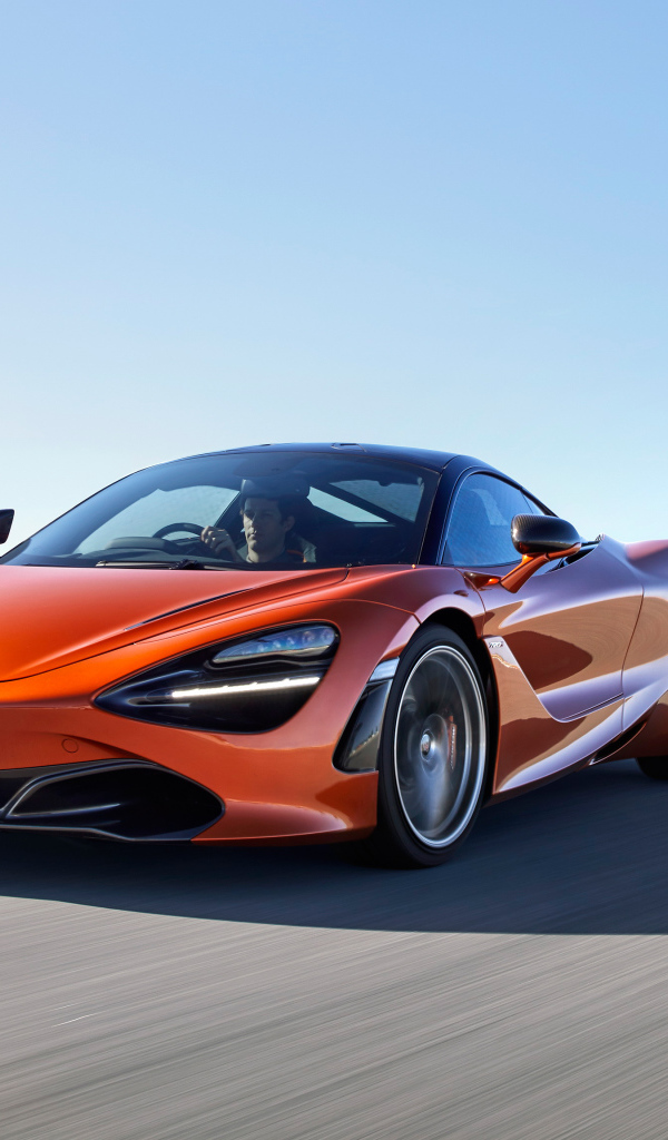 Красный спорткар McLaren 720S Coupe на трассе 