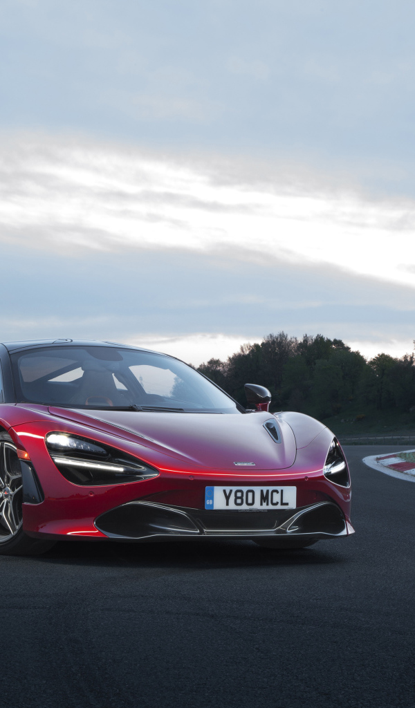 Красный спортивный автомобиль McLaren 720S, 2017 