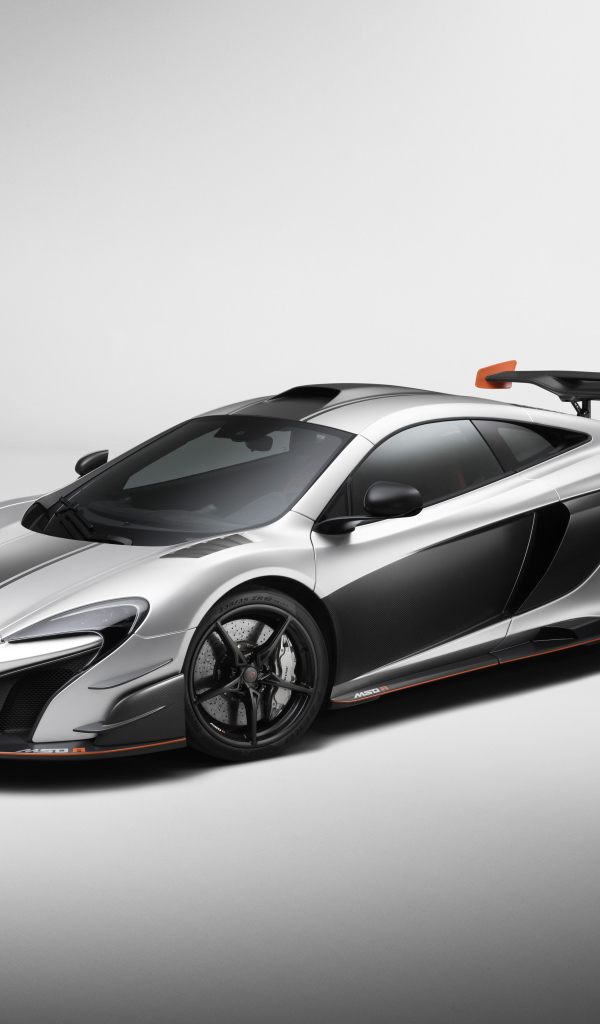 Серебристый автомобиль McLaren MSO R Coupe, 2017 на сером фоне