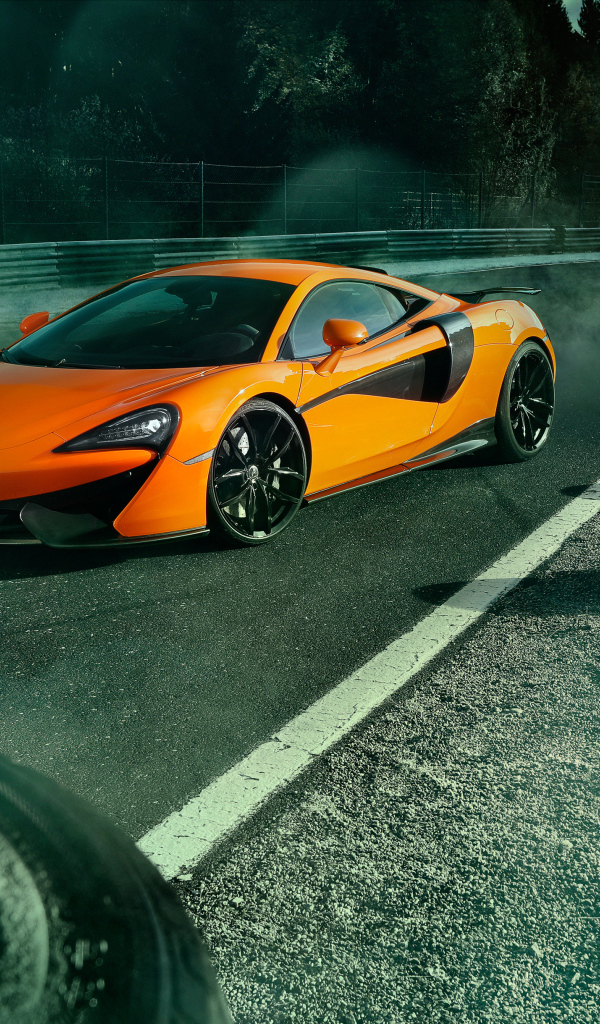 Спорткар McLaren 570S на гоночной трассе 