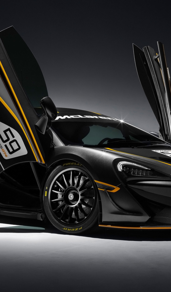 Спортивный автомобиль McLaren 570S GT4 с открытыми дверями