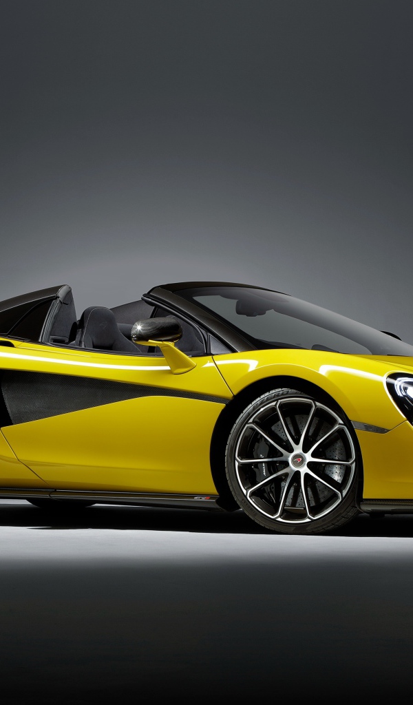 Стильный спортивный автомобиль McLaren 570S желтого цвета