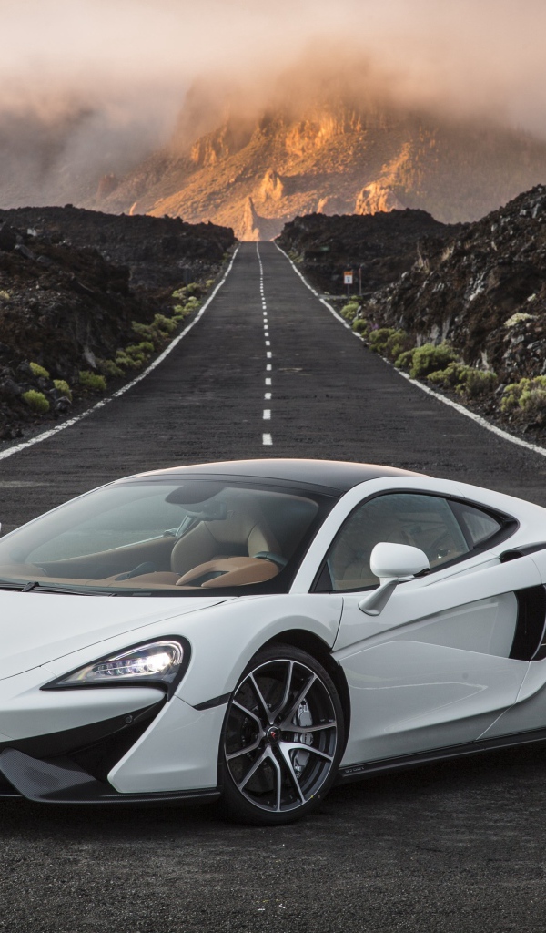 Белый суперкар McLaren 570S на трассе