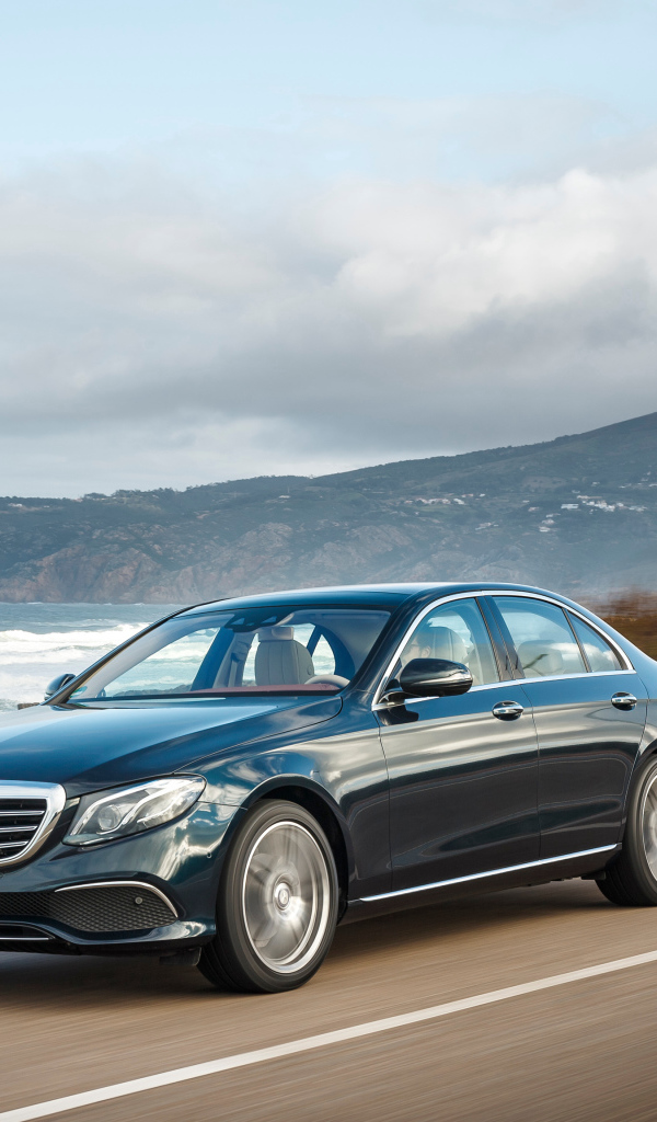 Черный автомобиль Mercedes-Benz E-Class на трассе 