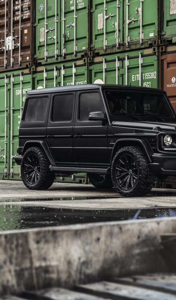 Черный автомобиль Mercedes-AMG G 63