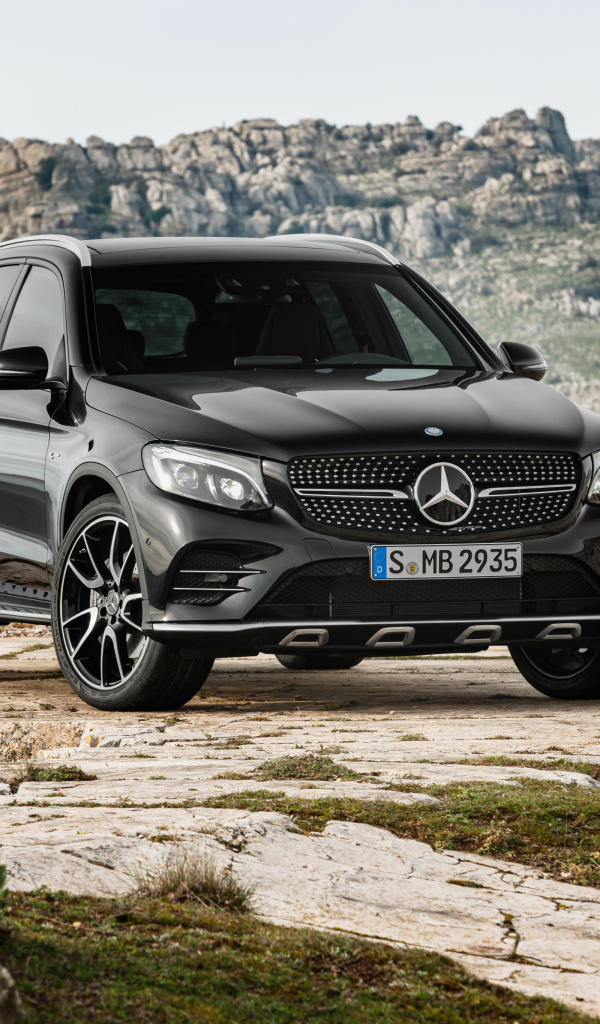 Черный автомобиль Mercedes-Benz GLC-Class на фоне скал 