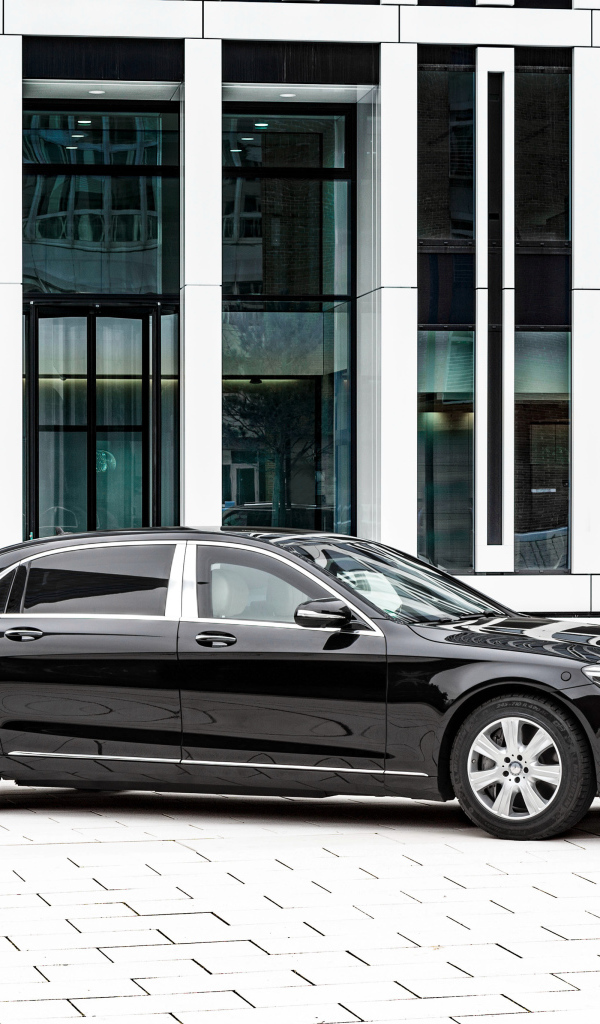 Черный автомобиль  Mercedes-Benz S-Class