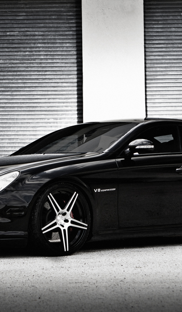 Черный стильный автомобиль Mercedes-Benz CLS-Class