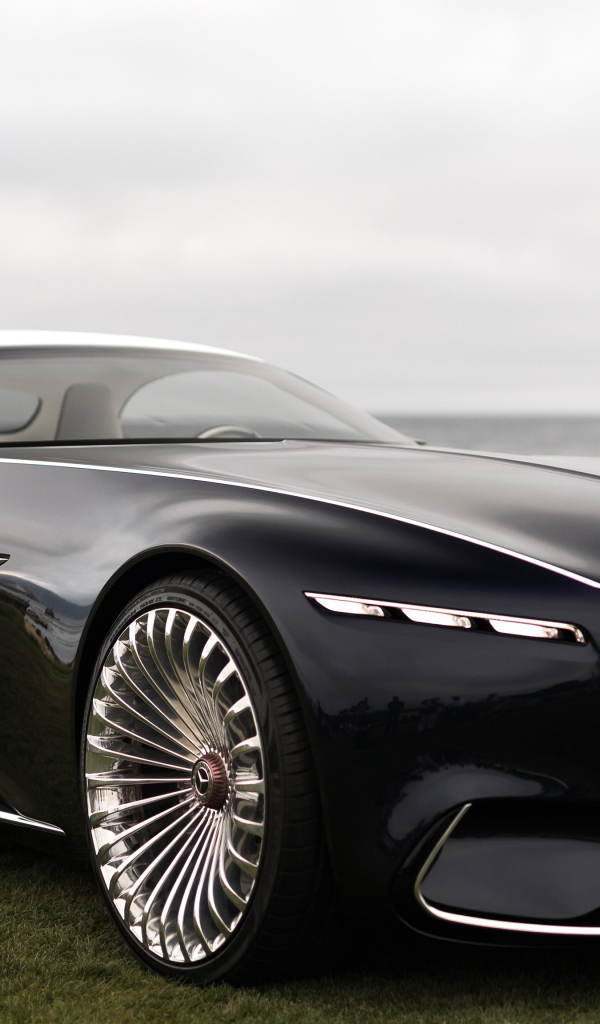 Черный стильный автомобиль Vision Mercedes-Maybach 6 Cabriolet, 2018 у воды