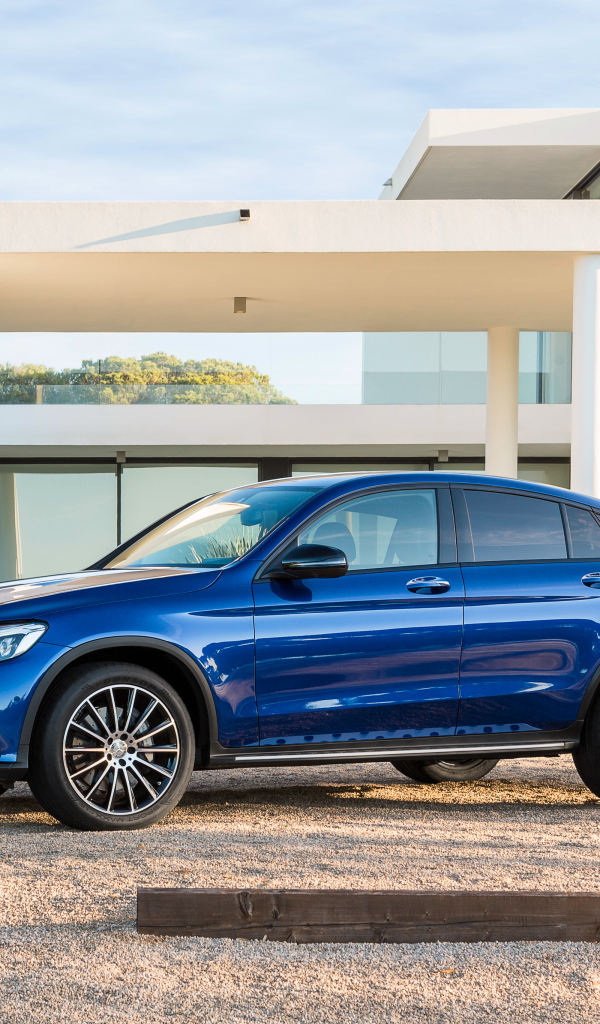 Синий автомобиль Mercedes-Benz GLC-Class 