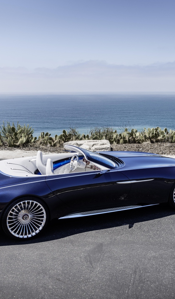 Синий автомобиль кабриолет Mercedes-Maybach 6 на фоне океана
