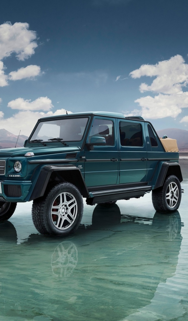 Зеленый автомобиль Mercedes-Maybach Landaulet G650, 2018 стоит в воде на фоне неба