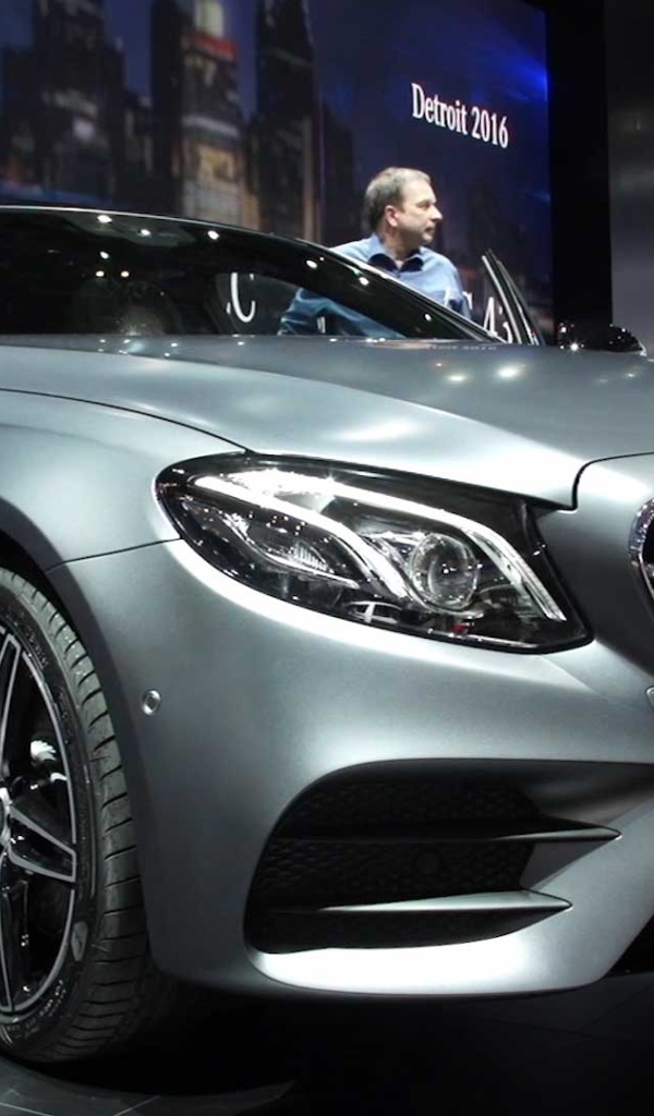 Презентация серебристого автомобиля Mercedes-Benz E-Class 2017 года 