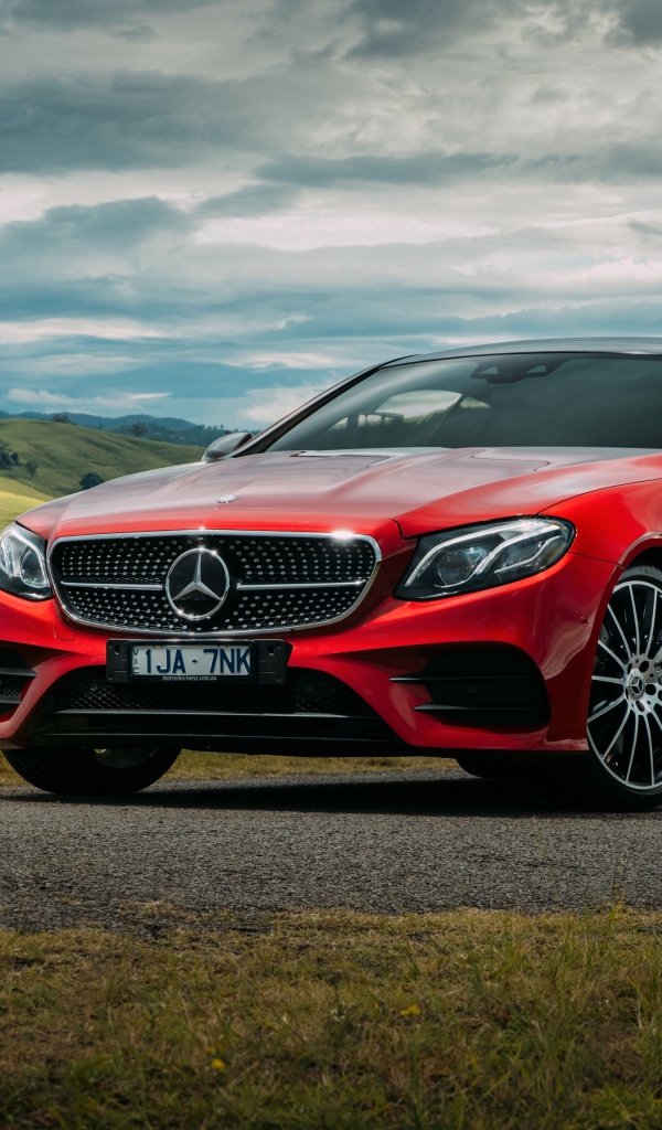 Красный автомобиль Mercedes-Benz E-Class на фоне природы