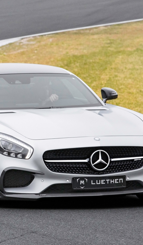 Серебристый автомобиль Mercedes-AMG GT на трассе